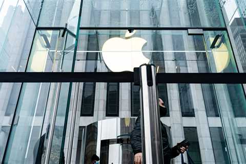 Apple’s profit jumps to $34.6 billion in holiday quarter.