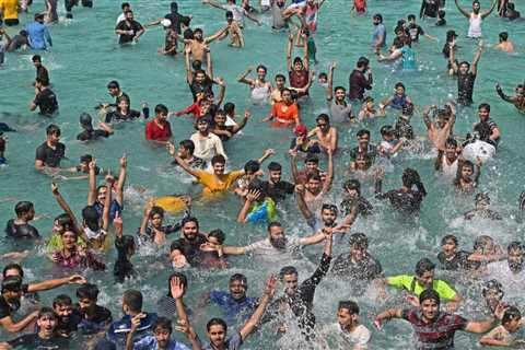 Power and water shortages in India, Pakistan as furnace-like heatwave hits region