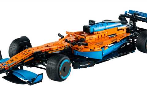  Watch Will Buxton, F1 host, tackle the LEGO McLaren F1 car 