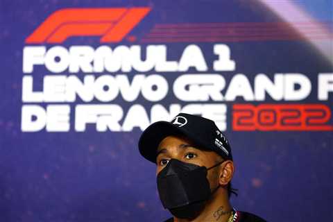  F1 News: “300 GPs and he finally learned to hit an apex” – Fans troll Lewis Hamilton as he steps..