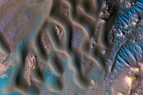 Stunning ‘Blue’ Ripples on Mars Reveal The Way The Wind Blows