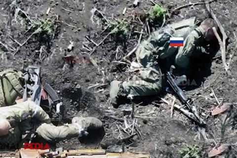 Horrible drone! Ukraine FPV drone bombs blow up Russian troops in trenches near Dnipro river